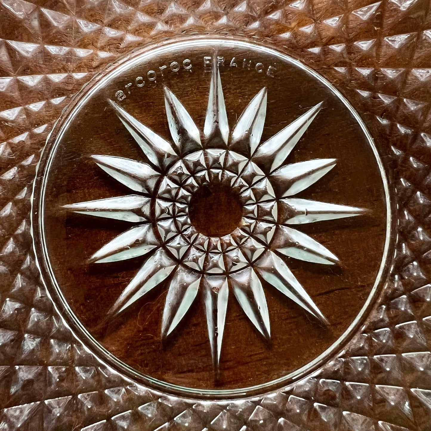 Arcoroc-Glass-Salad-Bowl-Logo-Close-up.-Shop-eBargainsAndDeals.com