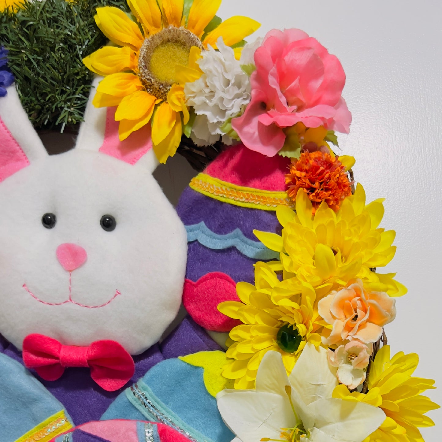 Close-up-view-of-Easter-Bunny-wreath