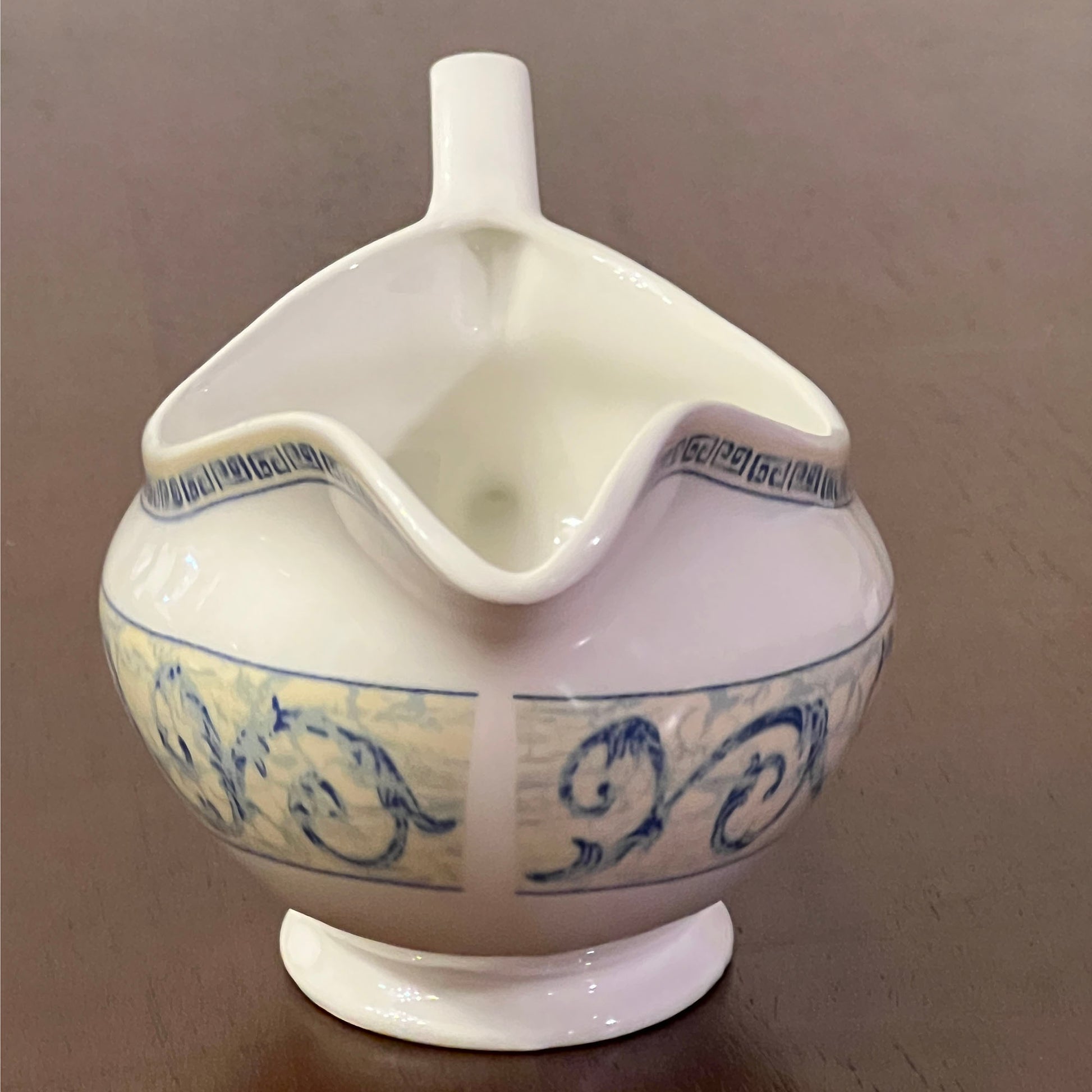 Johnson-Bros-Acanthus-Gravy-Boat.-Spout-View.
