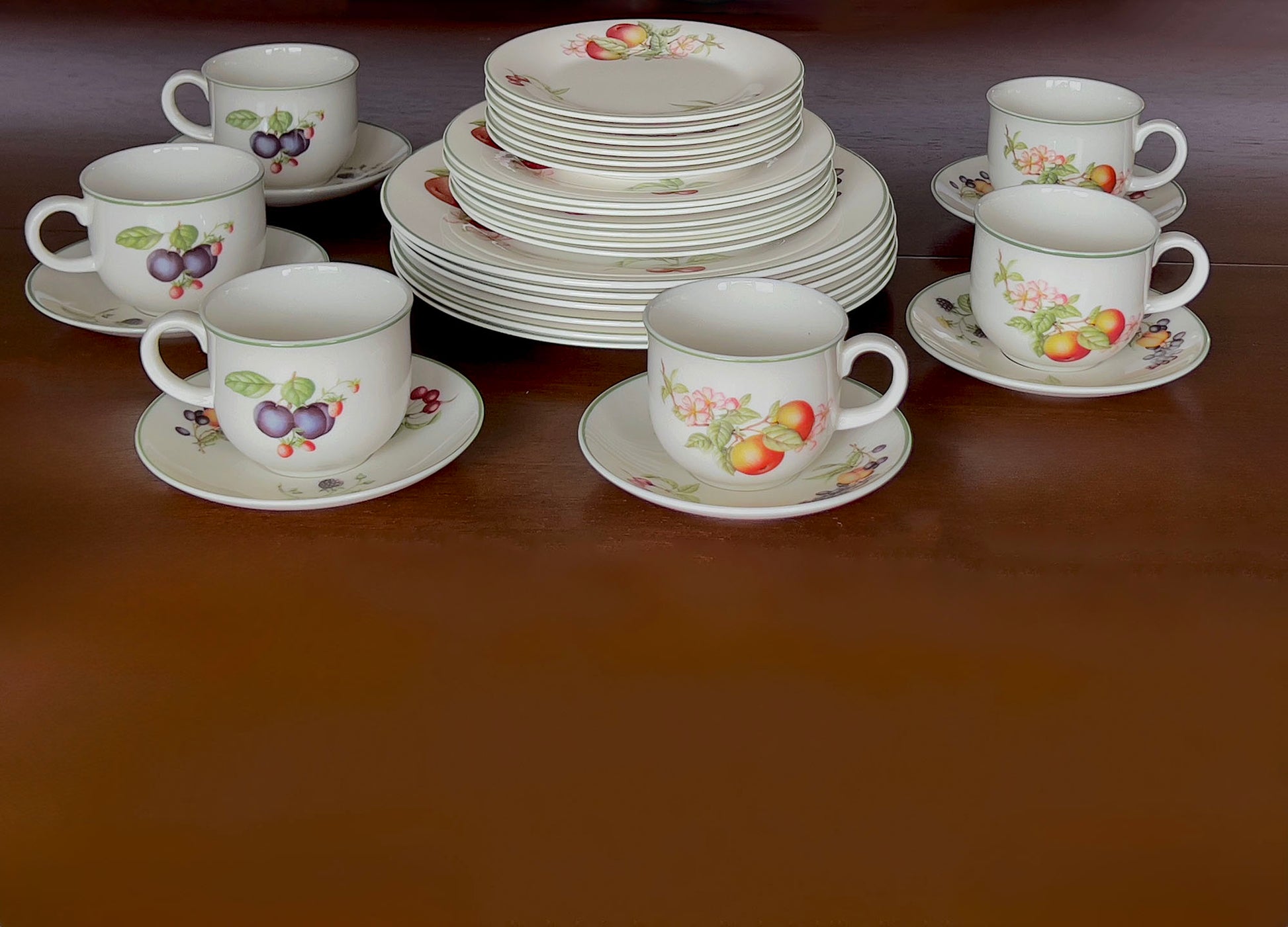 Royal-Doulton-Ashberry-Dinnerware-Set.-Six-Place-Settings.