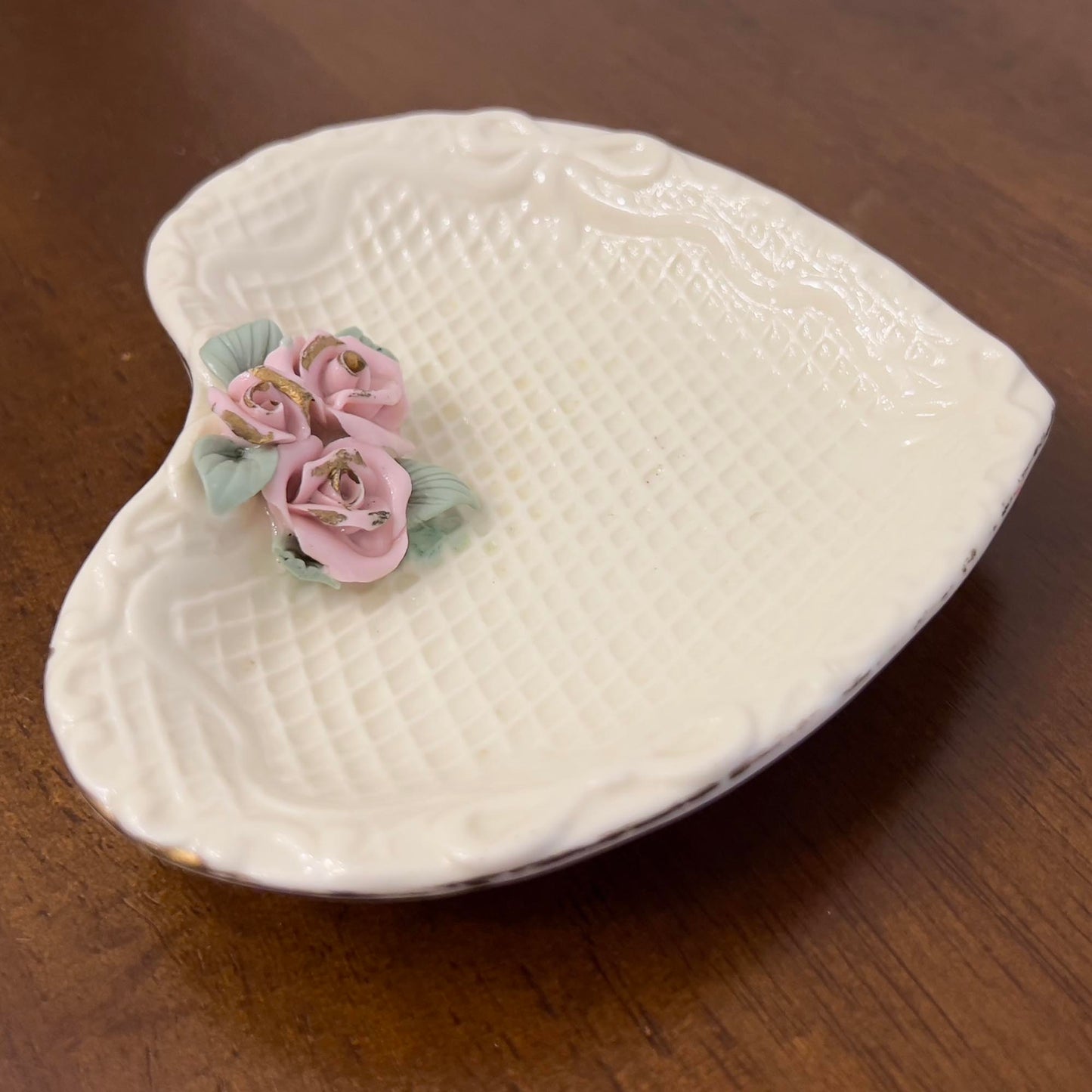 Side-view-of-porcelain-heart-shaped-trinket-bowl.