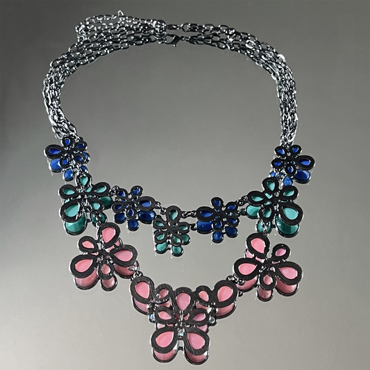 Back-side-view-of-resin-flower-statement-necklace