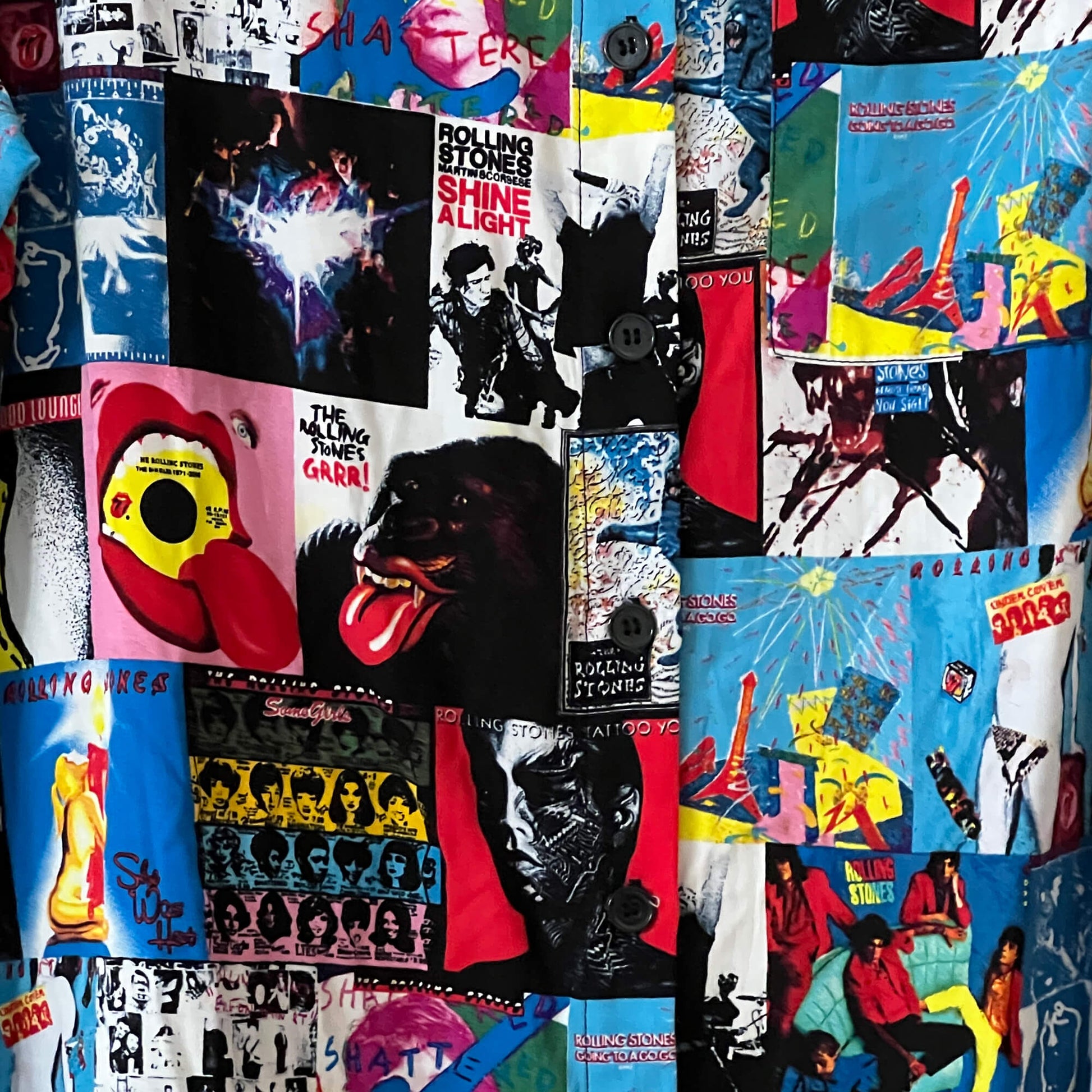 The-Rolling-Stones-Short-Sleeve-Button-Down-Graphic-Shirt.-Close-up-view.-M