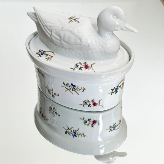 Duck-Covered-Casserole_BIA-Le-Cordon-Bleu-Versailles-Wildflower.-Side-
