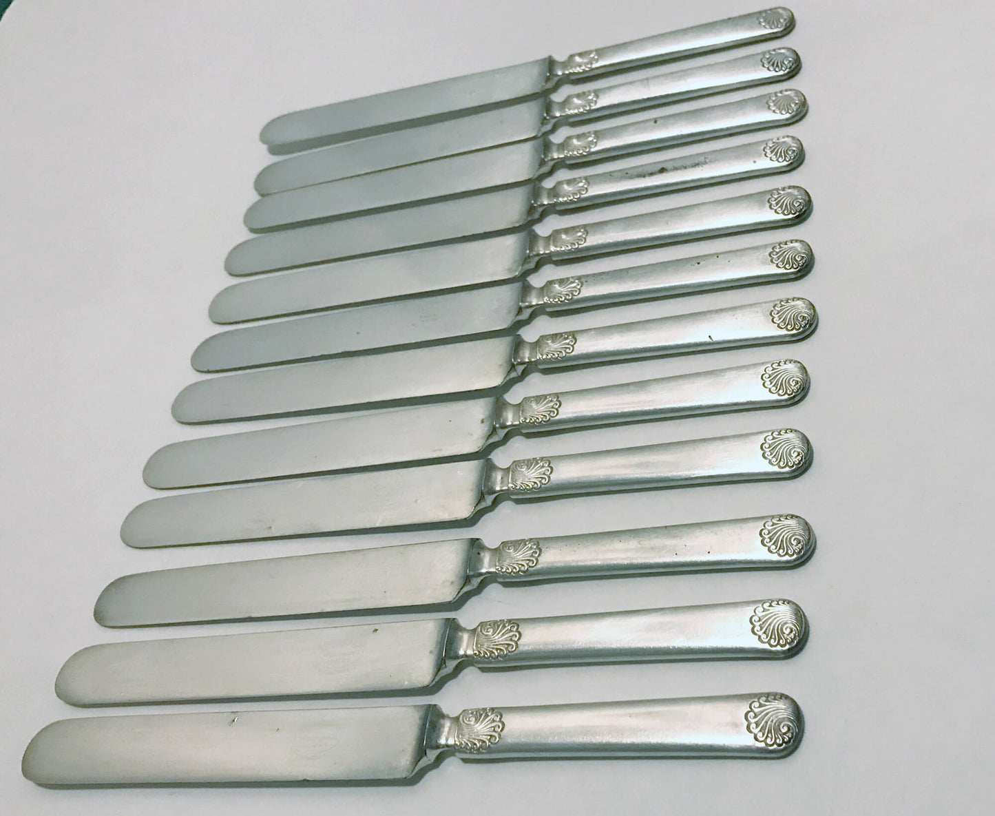 Set of 12 Wm Rogers International Silver Dinner Knives, pattern INS192.