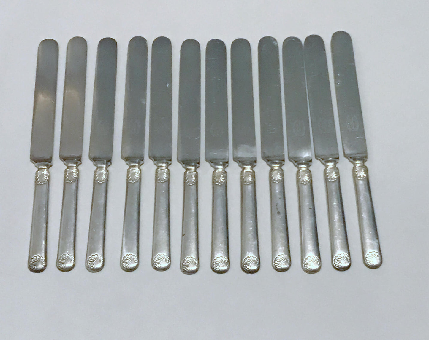 Wm Rogers International Silver Dinner Knives, pattern INS192.