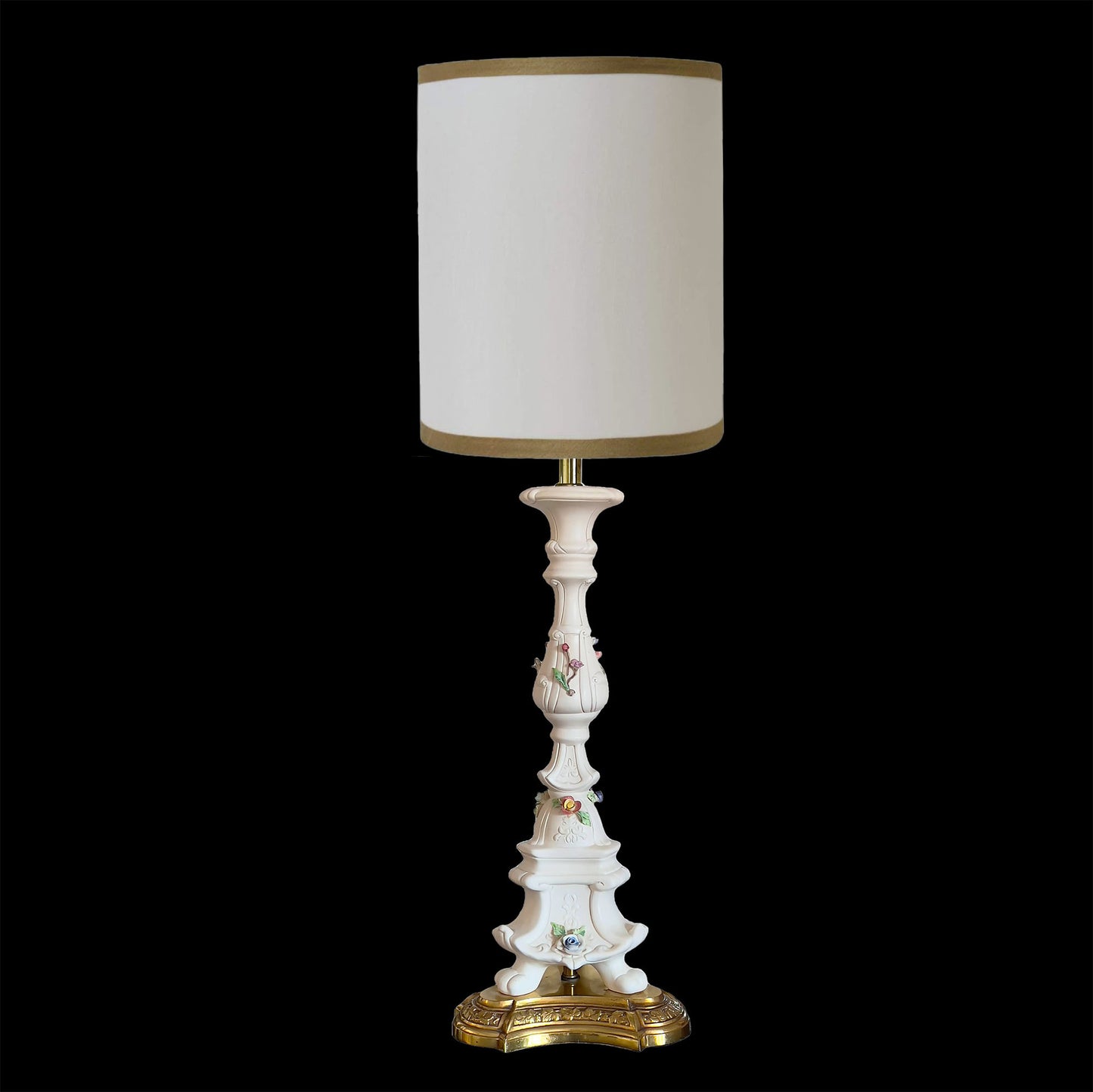 Bassano-White-Capodimonte-Porcelain-Floral-Table-Lamp.-3D-porcelain-flowers.