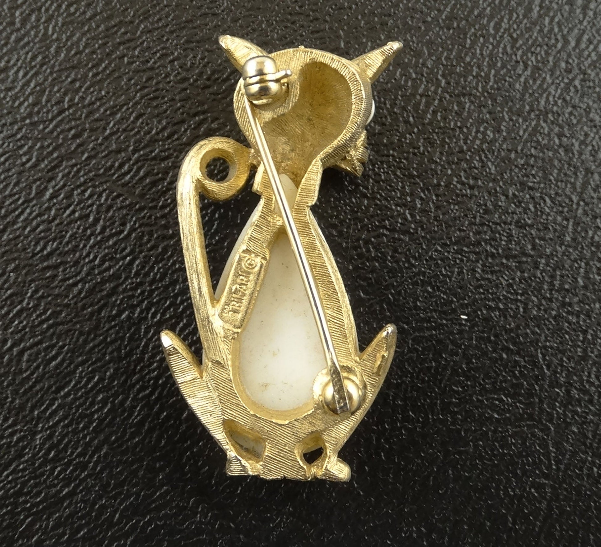 Vintage Trifari Gold and White Milk Glass Cat Pin Brooch, Cat Pin, Cat Lovers, Brooch, Dress Pin - PawPurrPrints.com