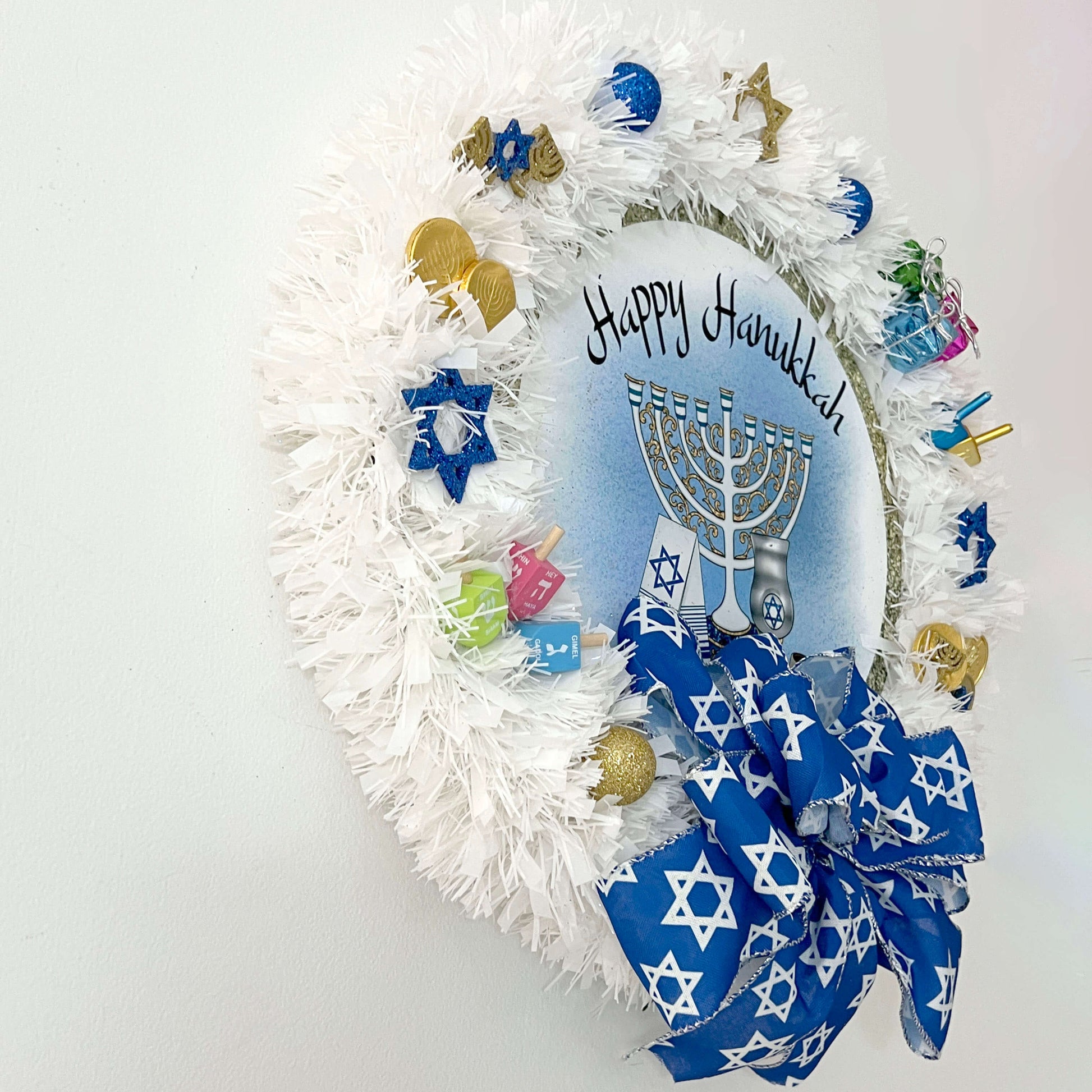 Jewish-Hanukkah-Wreath-with-Stars_Menorahs_Gifts.-Side-view.-www.eBargainsAndDeals.com