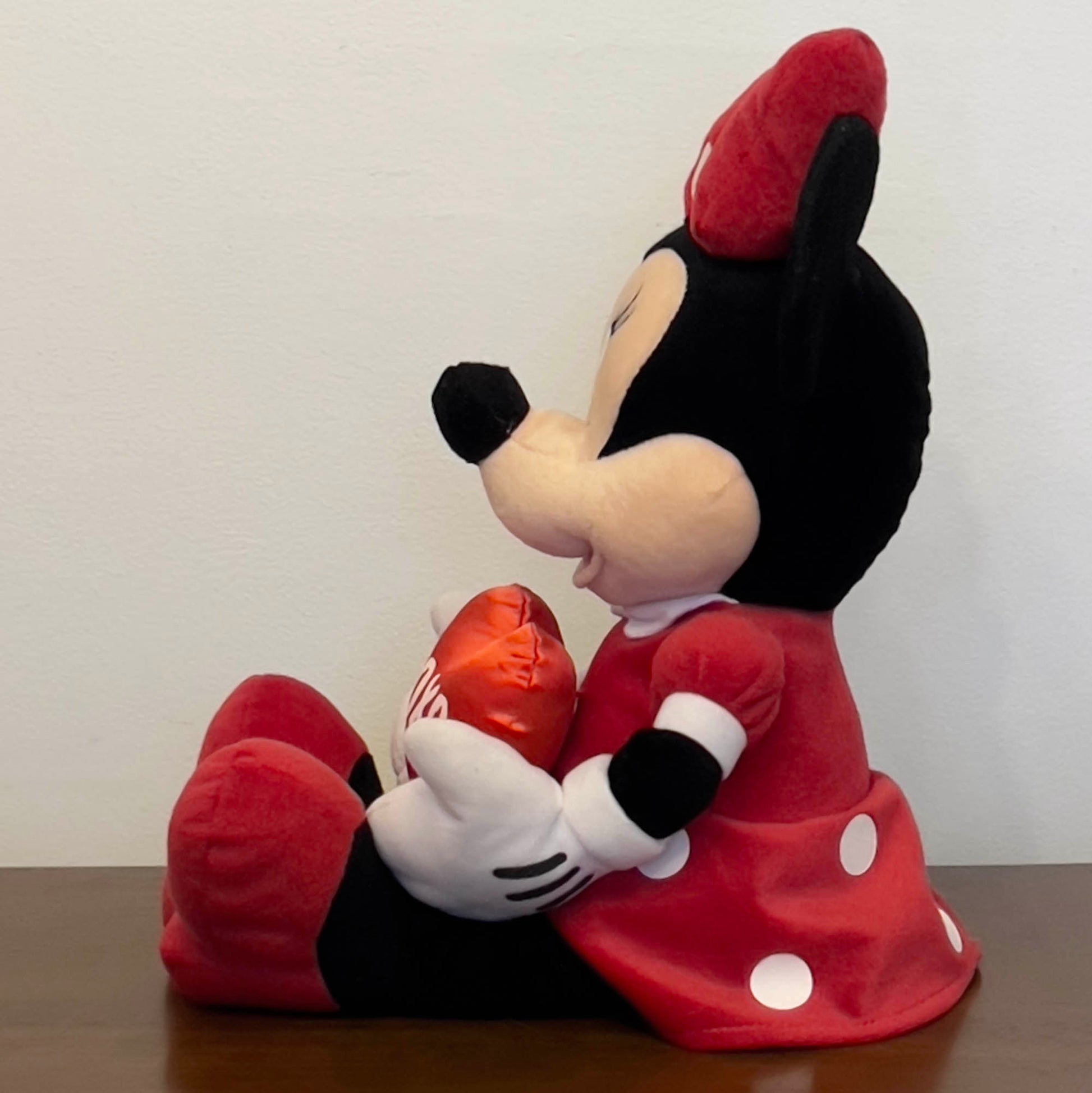 Minnie-Mouse-Stuffed-Plush-Mouse-with-Hugs-Kisses-Heart.-Side-view