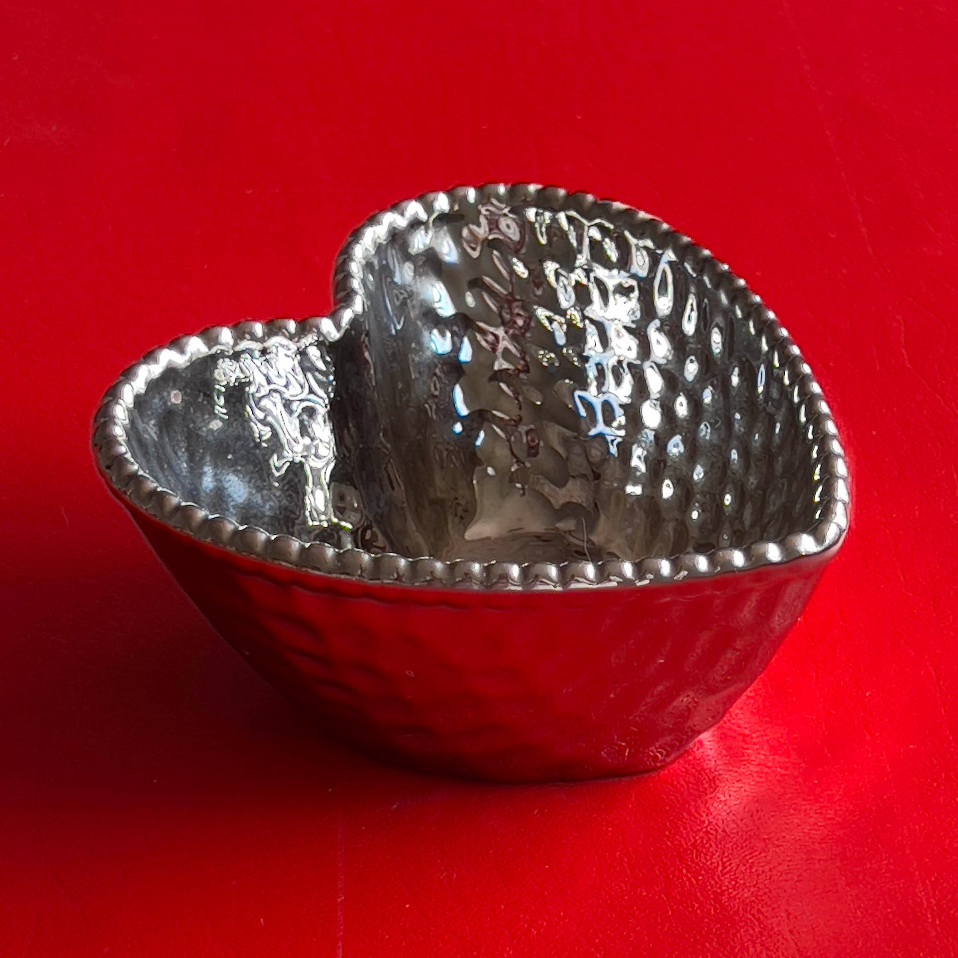 NEW-Miracle-Home-Silver-Hammered-Heart-Shaped-Bowl.