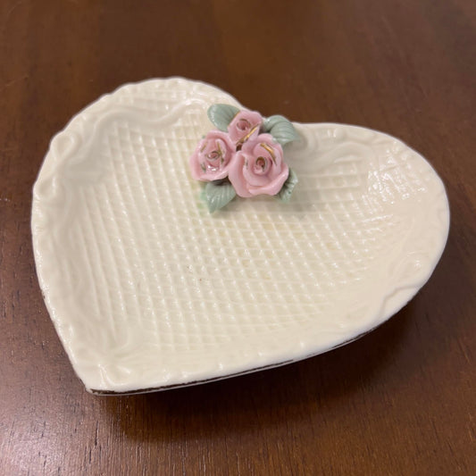 Porcelain-heart-shaped-trinket-bowl-with-pink-roses.-Angled-view.