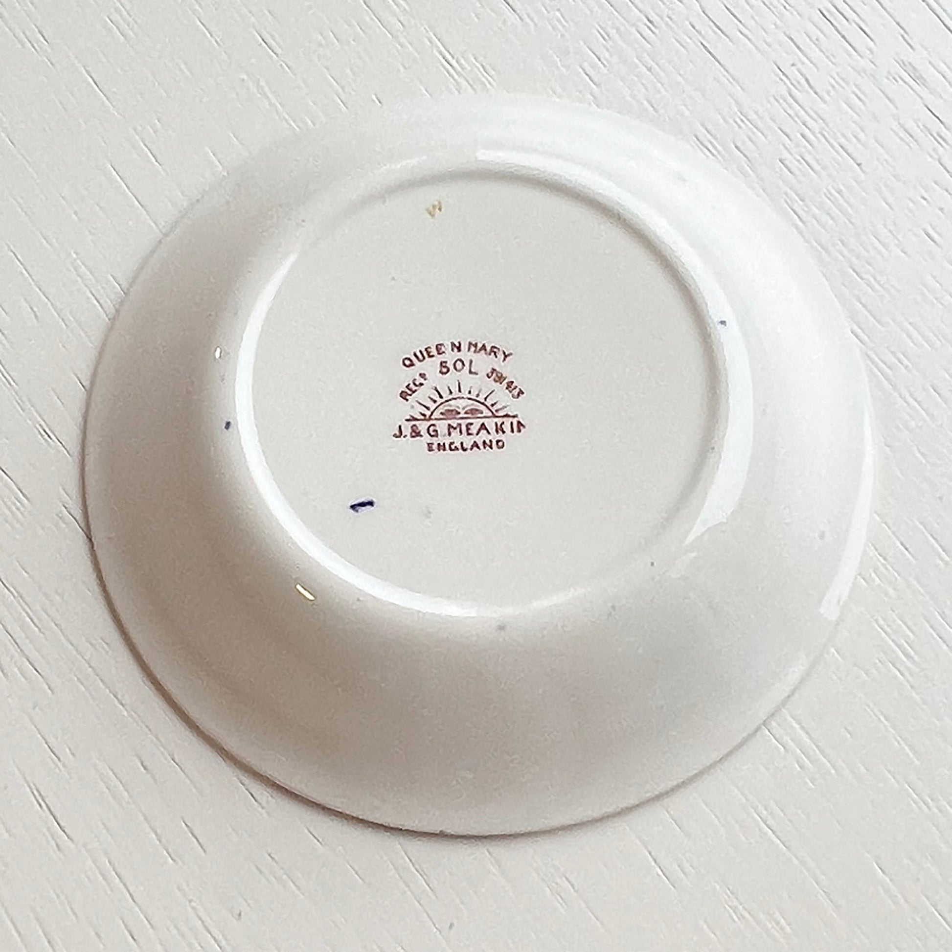 Queen-Mary-Bowl,-by J-&-G-Meakin,-Made-in-England