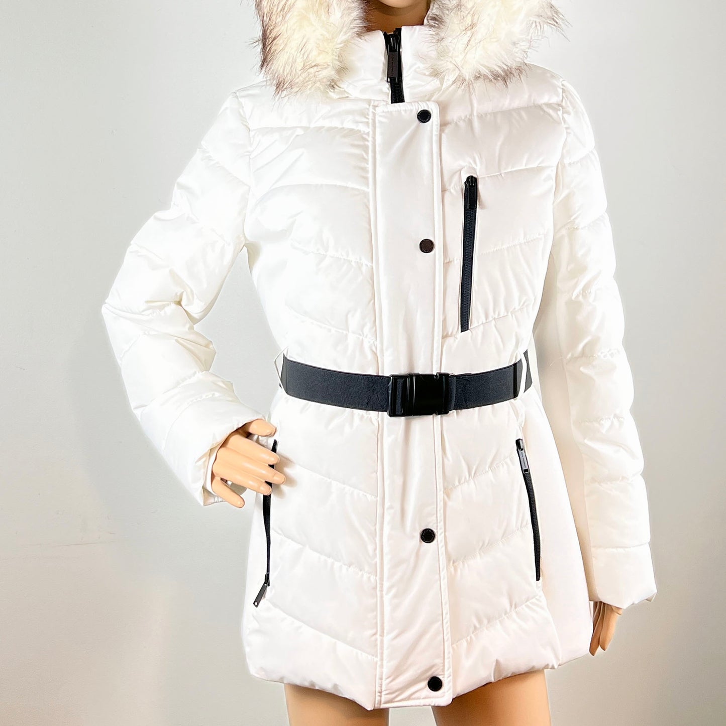 White-Puffer-Coat-with-Black-Belt,-Fur-Hood.-London-Fog.