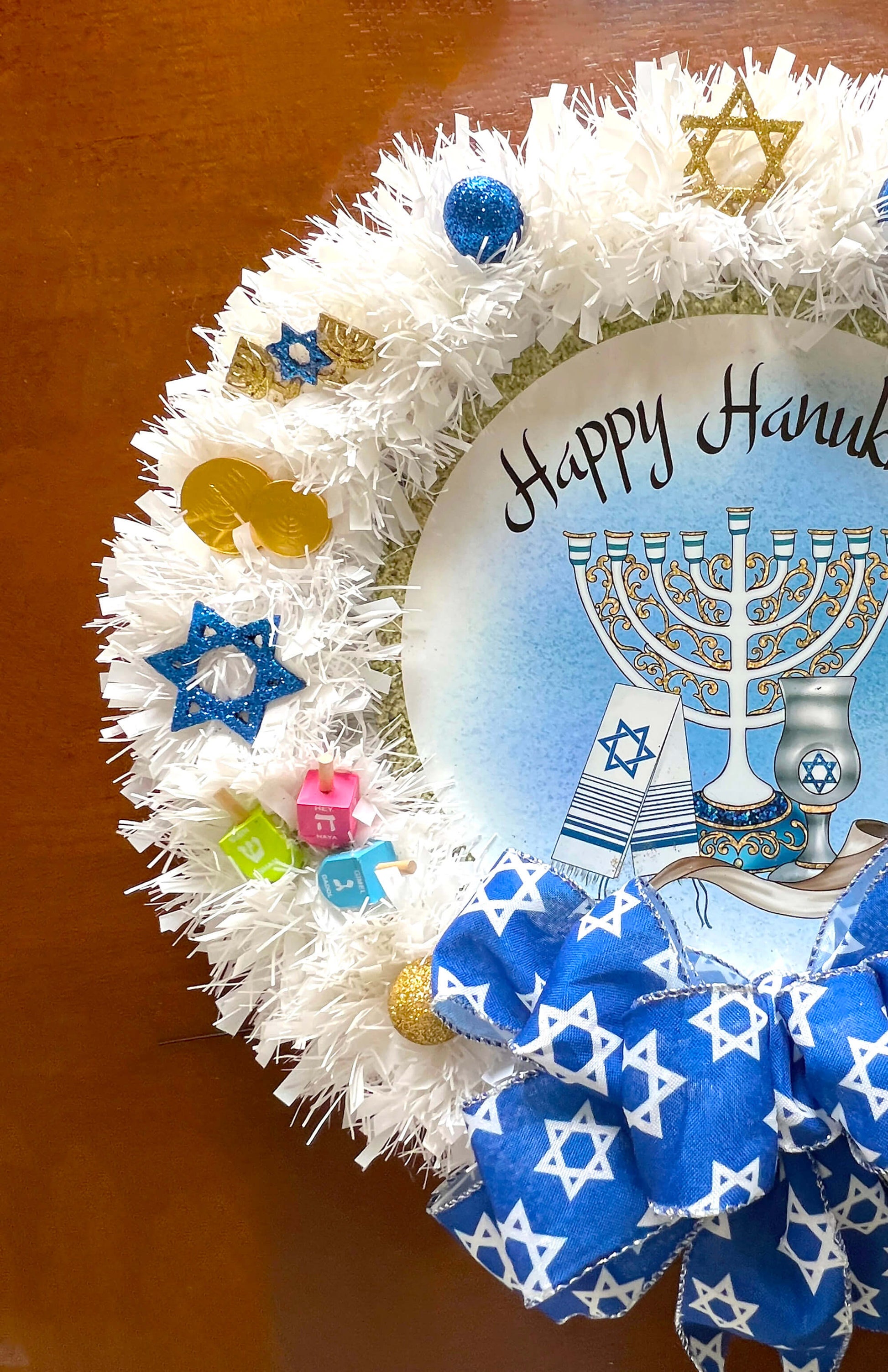 White-Garland-Hanukkah-Wreath.-Close-up-left-side.-www.eBargainsAndDeals.com