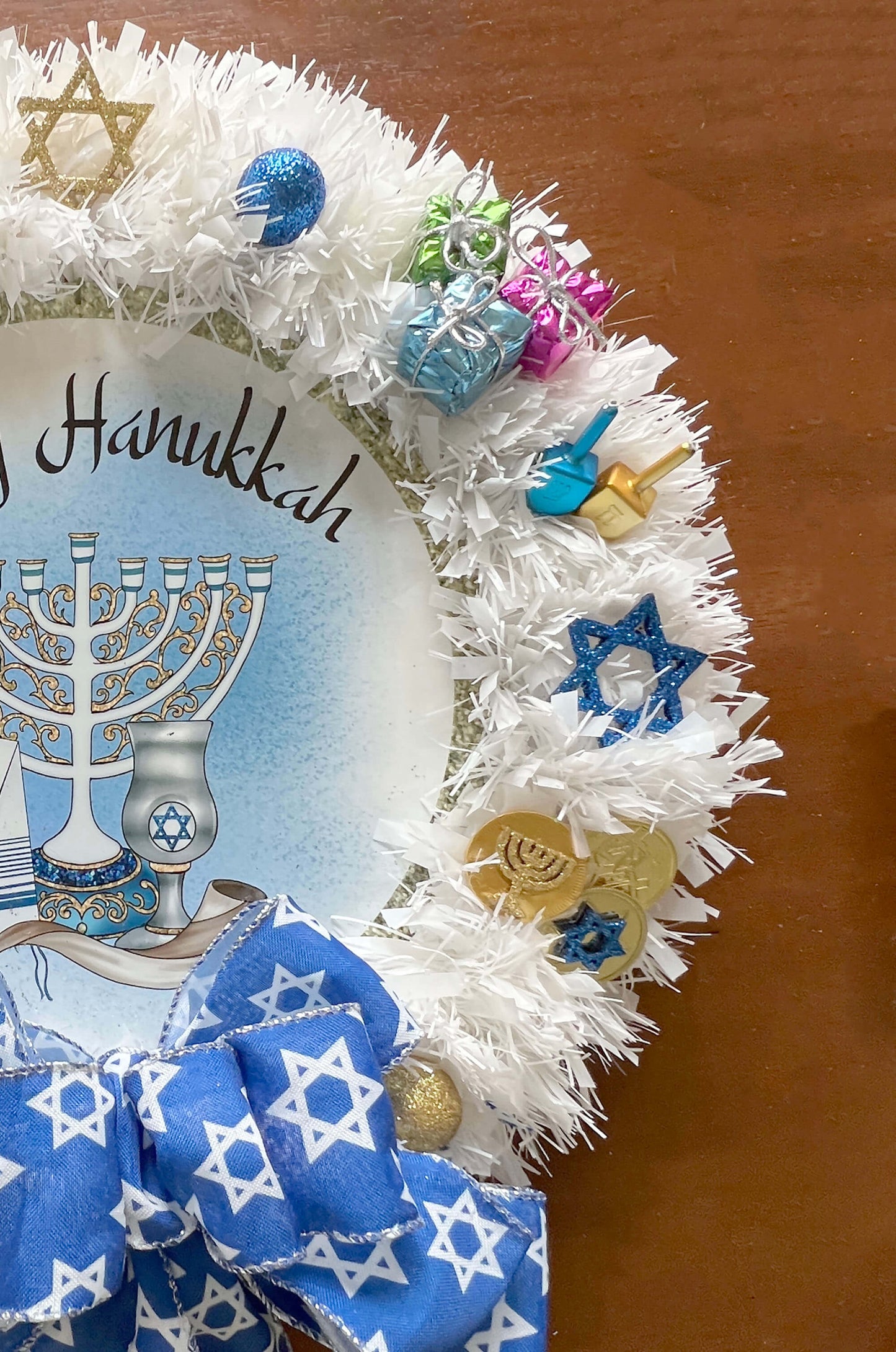 White-Tinsel-Hanukkah-Wreath.-Close-up-rightside.-www.eBargainsAndDeals.com