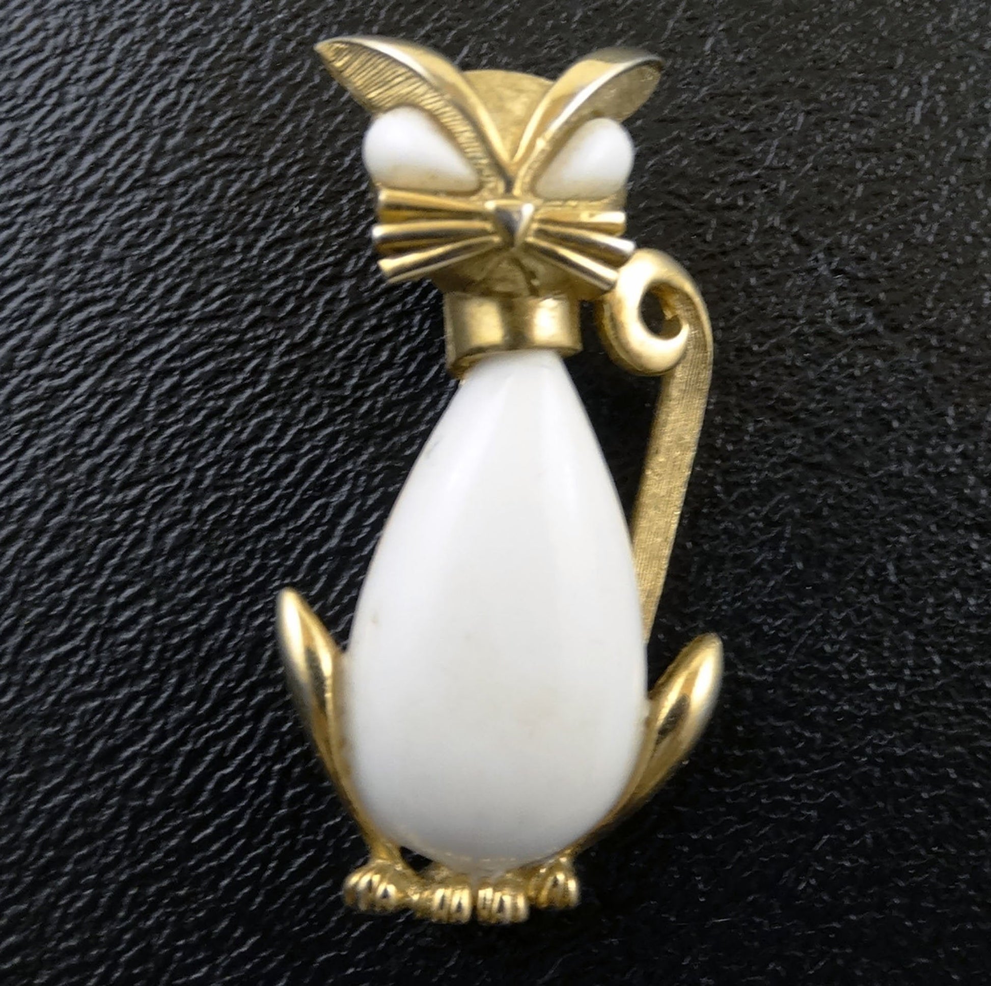 Vintage Trifari Gold and White Milk Glass Cat Pin Brooch, Cat Pin, Cat Lovers, Brooch, Dress Pin - PawPurrPrints.com