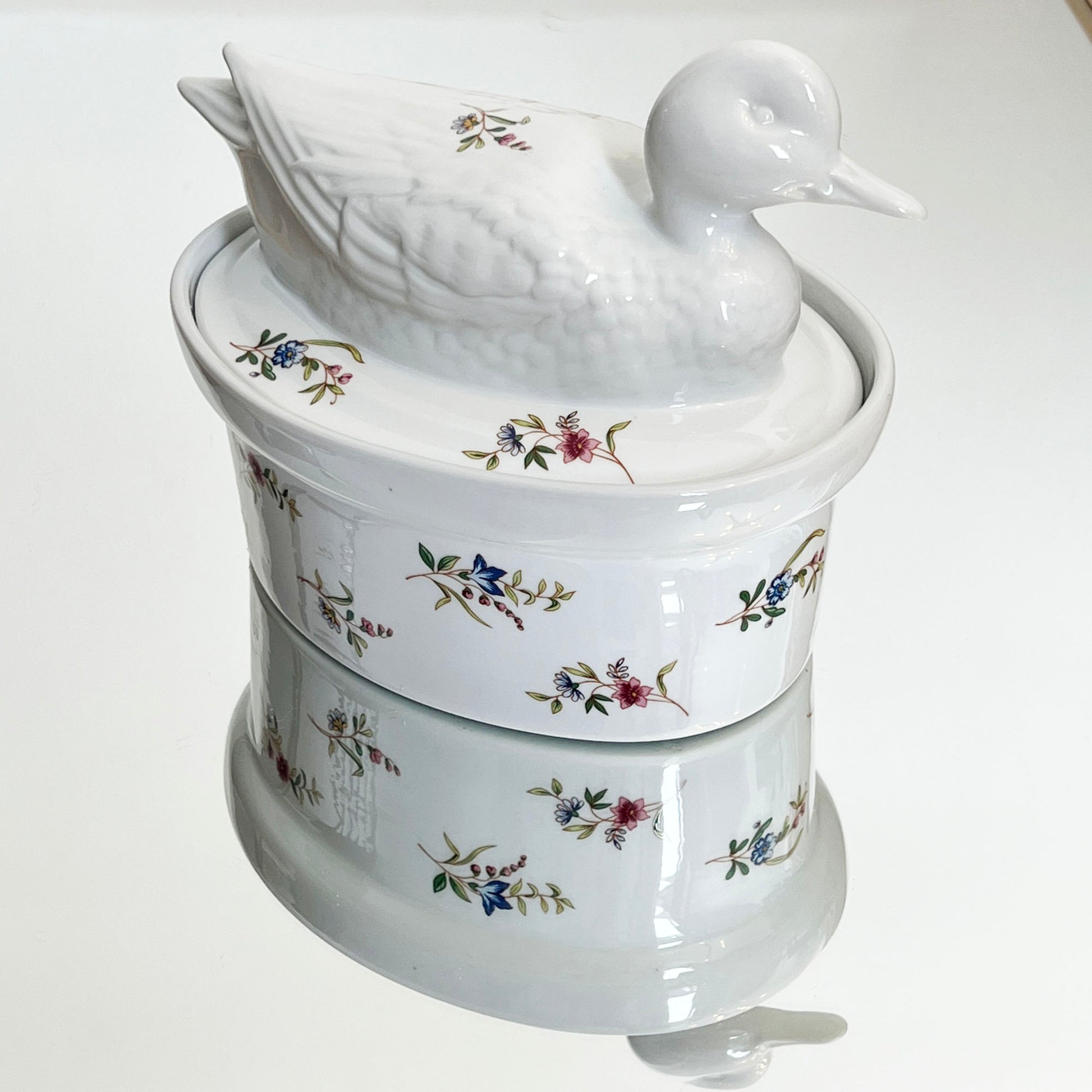 Duck-Covered-Casserole_BIA-Le-Cordon-Bleu-Versailles-Wildflower.-Side-