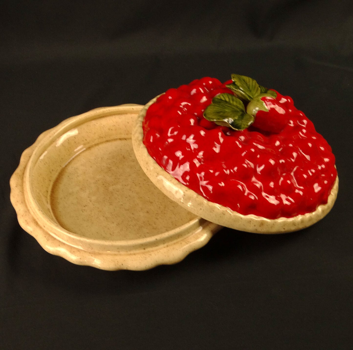 cherry-pie-ceramic-covered-pie-dish- carrier-with-cover-off-to-the-side-DSC03083